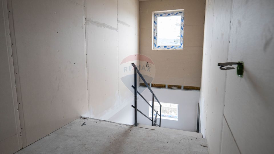 Hala de închiriat 1.800 mp cu teren 5.000 mp - Acces rapid la centura