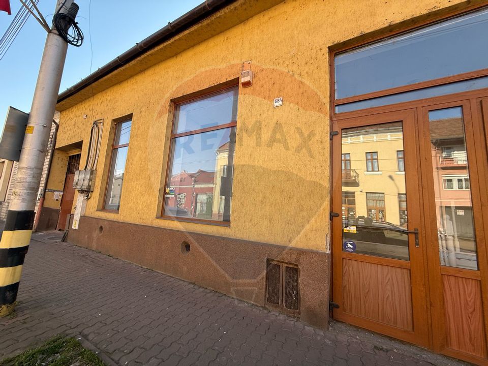 70sq.m Commercial Space for rent, Ultracentral area