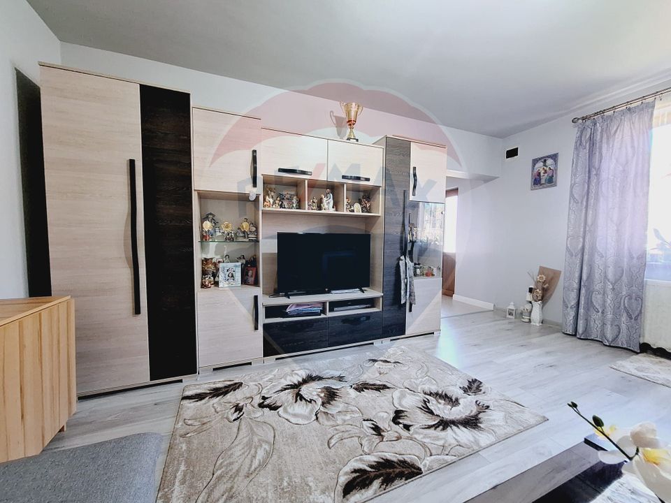 Casă / Vilă cu 5 camere de vânzare la 12-15 minute de Oradea