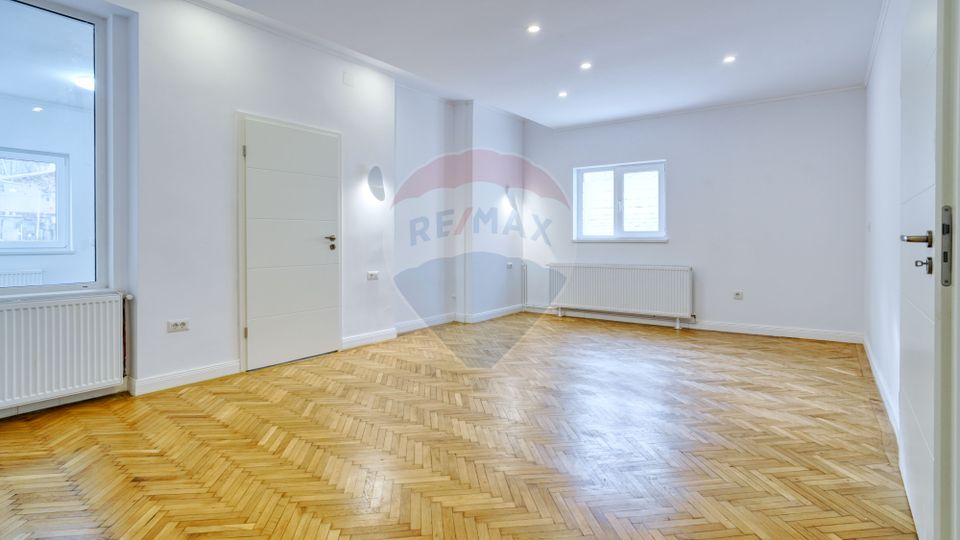 REZERVAT! Apartament generos, 6 camere, 3 băi, str Castelului