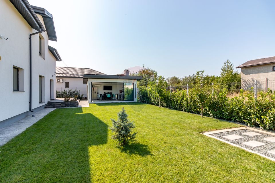 Spectacular villa for sale in Clinceni / Independent Energetic