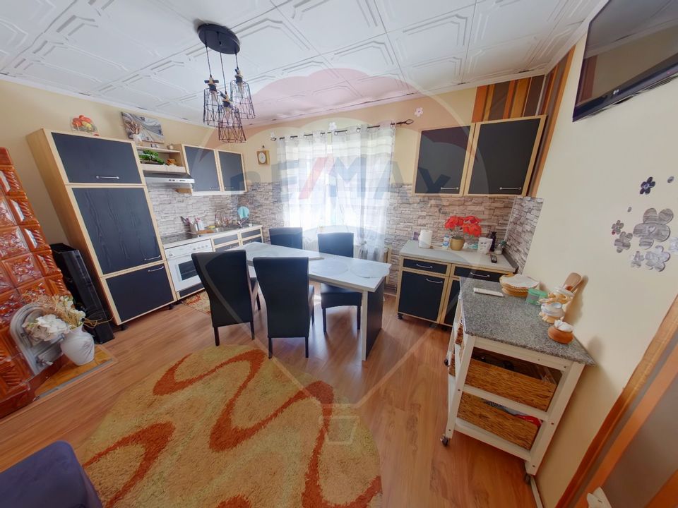 Casă / Vilă cu 5 camere de vânzare în zona Est