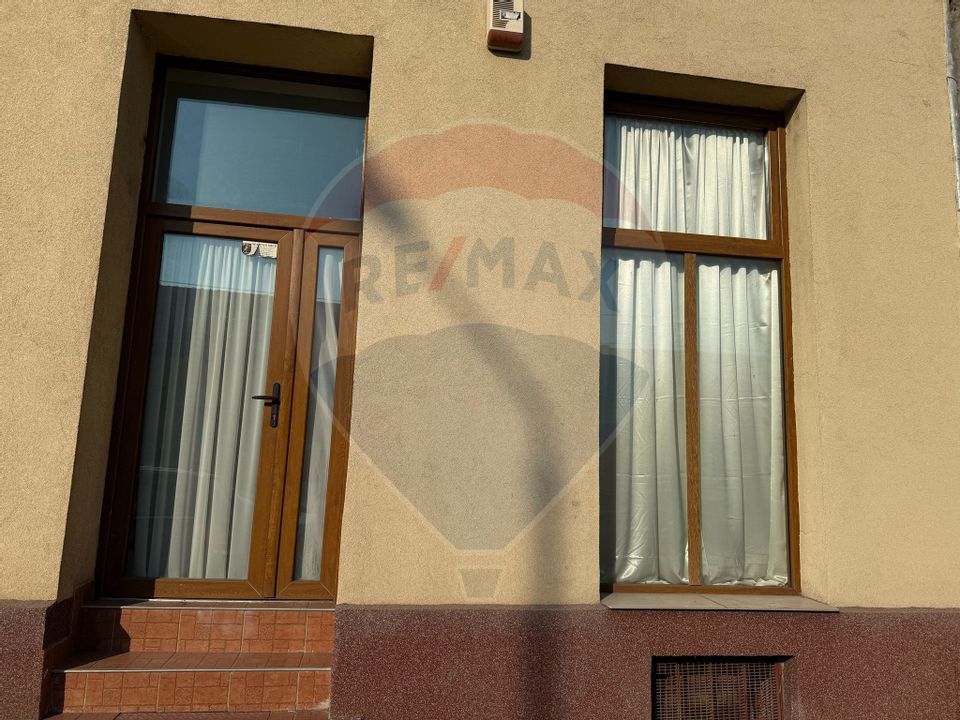 50sq.m Commercial Space for rent, Ultracentral area