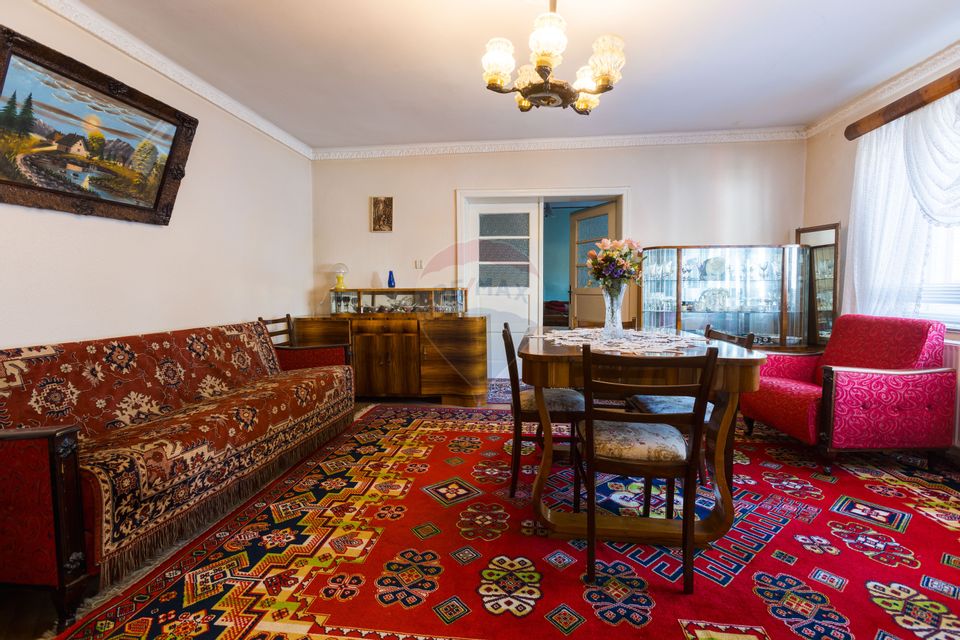 Doua Case de vanzare cu 5 camere + 3 camere,  stradal in Bran!