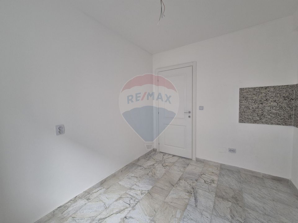 Apartament 3 camere decomandat parter