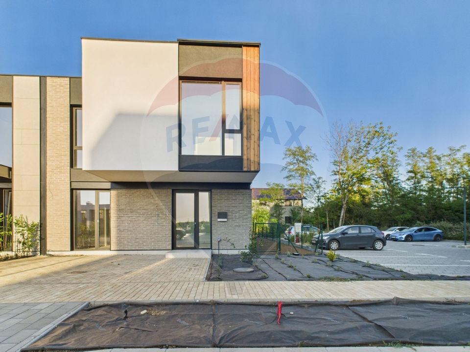 Bright and modern villa for sale in Amber Forest Tunari
