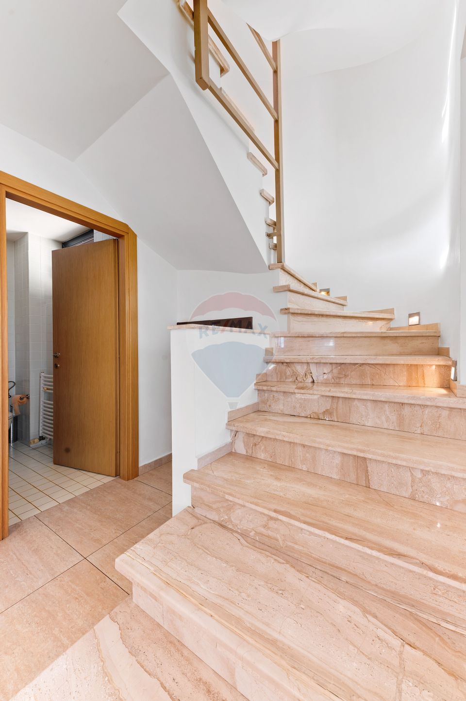 CASĂ / VILĂ PREMIUM DE VÂNZARE ÎN OTOPENI