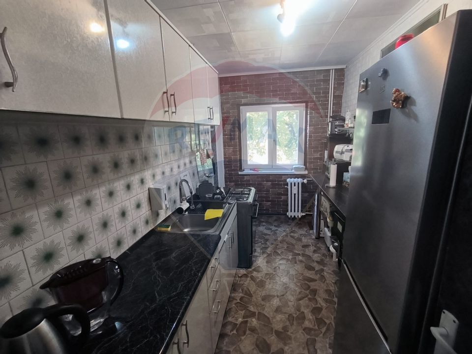 Vanzare ap 3 camere 2 bai etaj 1 complet decomandat  zona Miorita