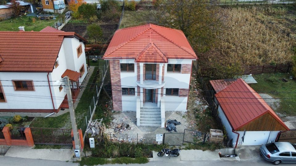 COMISION 0% Casă cu 4 camere de vânzare în Dezmir, 700 mp de teren