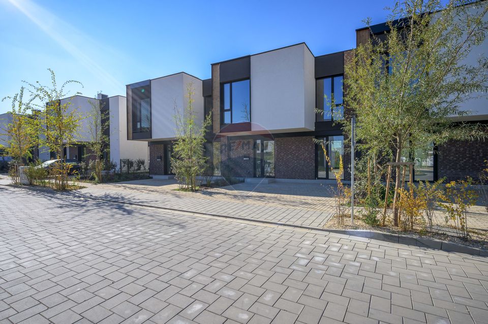 Vila luminoasa cu 4 camere si panouri solare in Amber FOREST Tunari