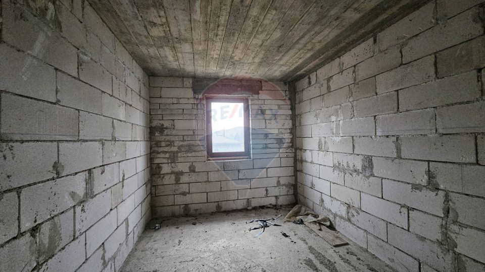 Casă / Vilă cu 12 camere, teren intravilan de 2869mp în Siminicea, SV