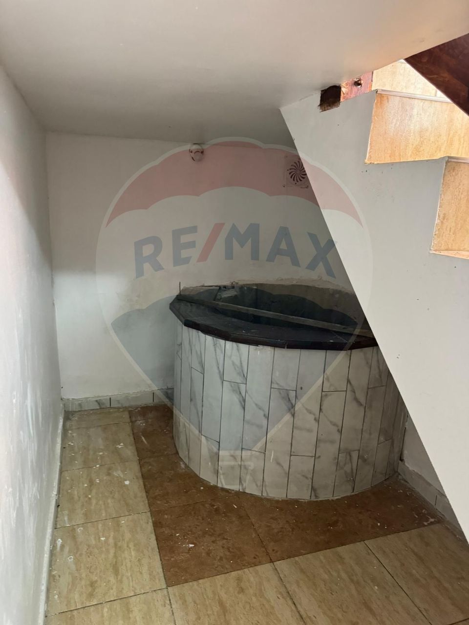 Hotel / Pensiune cu 9 camere de închiriat în zona Est