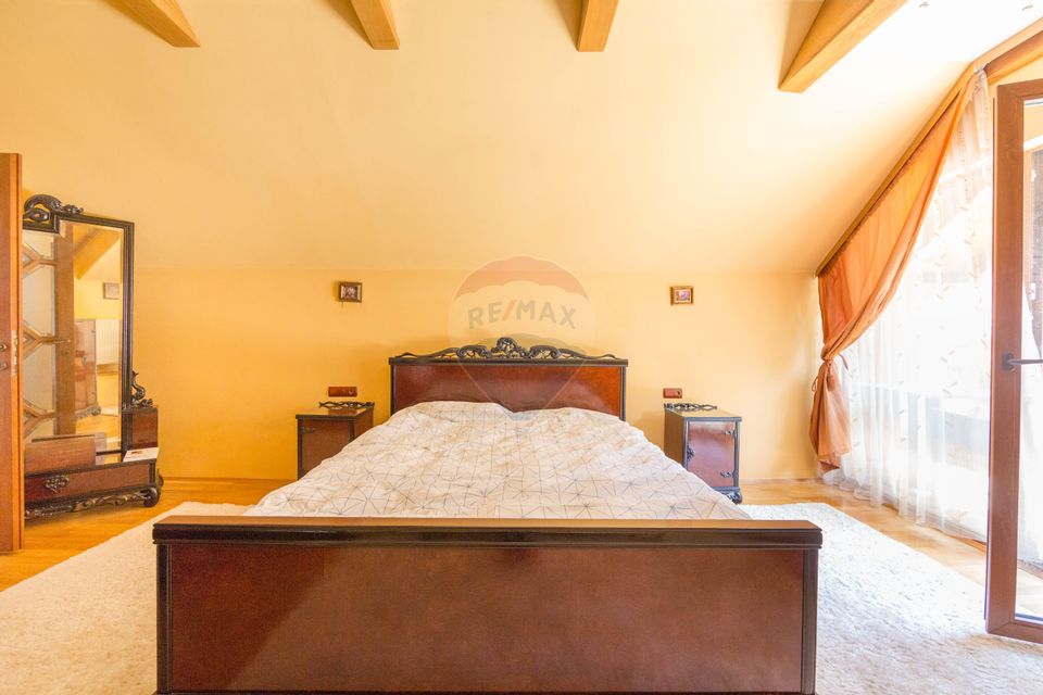 Property Located under Tâmpa composed of 2 Houses and Garden,