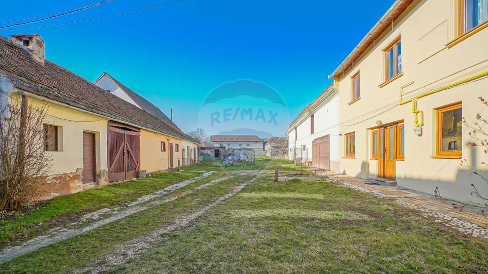 Ultracentral , Cristian, locuinta saseasca, curte comuna