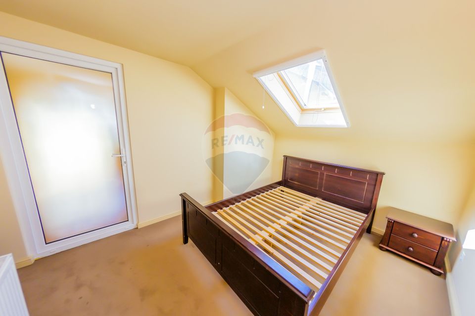 Casă cu 7 camere, 10 ari de vânzare la drumul principal cu 2 intrari