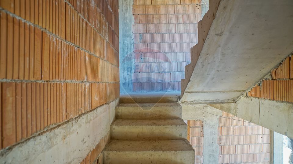Villa in red, with 823sqm land in Cristian, Str C-tin Brâncoveanu