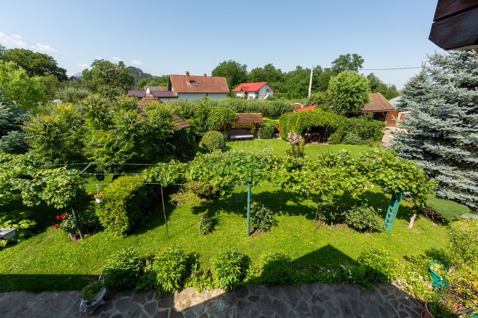 Casă spațioasă cu garaj dublu, foișor și curte amenajată