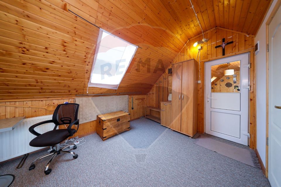 Casă cu 3 camere de vânzare în zona Schei