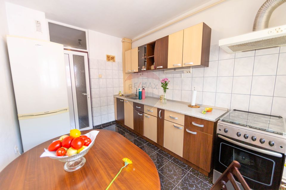 Spacious apartment for sale with 4 rooms, 2 bathrooms Răcădău