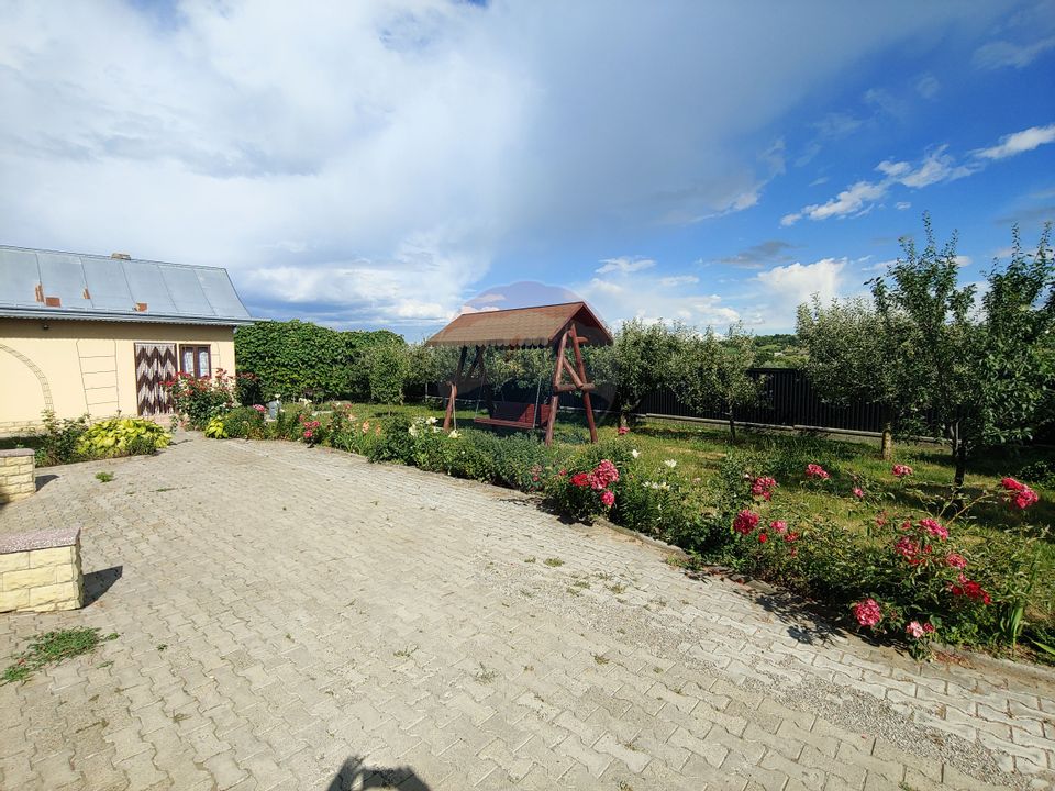 Casă / Vilă de vânzare cu teren intravilan 1200 mp-Zvoristea, Suceava