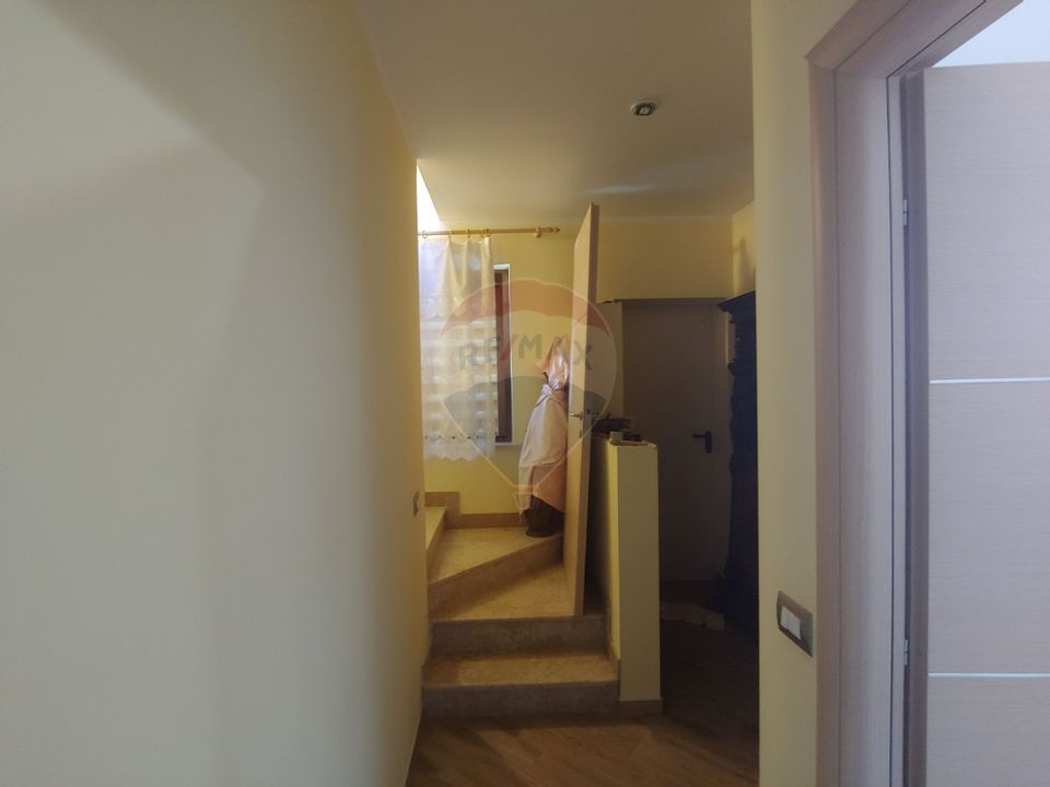 Casă / Vilă de lux cu 5 camere de vânzare în Vadu Moldovei, Suceava