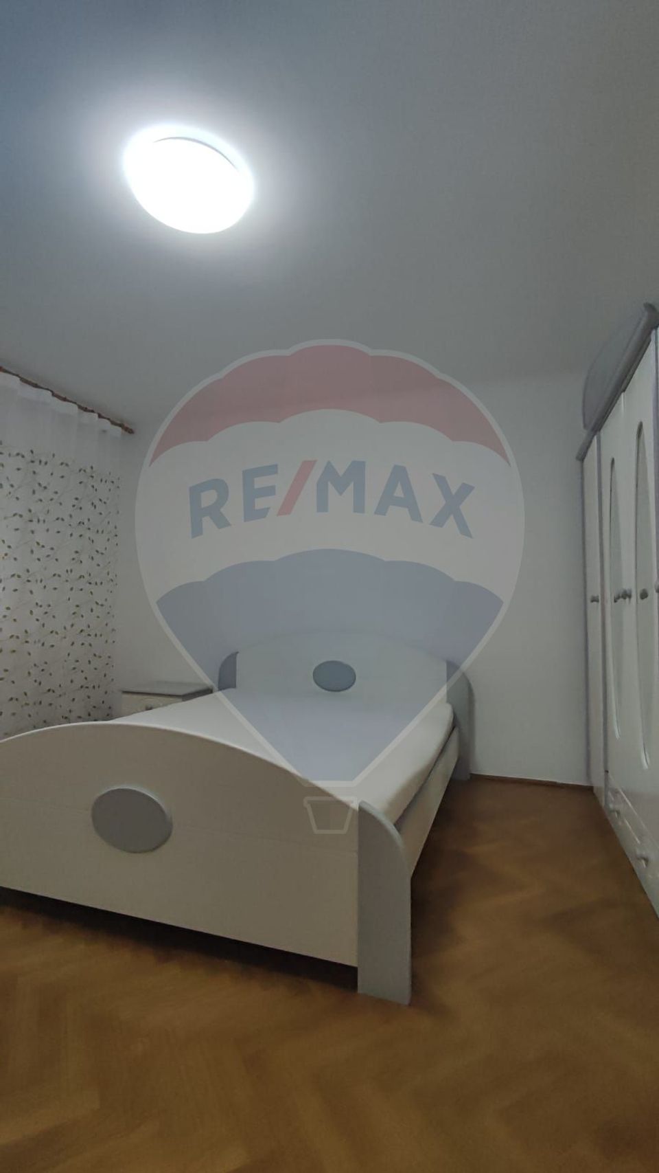 De inchiriat apartament 3 camere spatios  etaj 1 Splaiul Crisanei