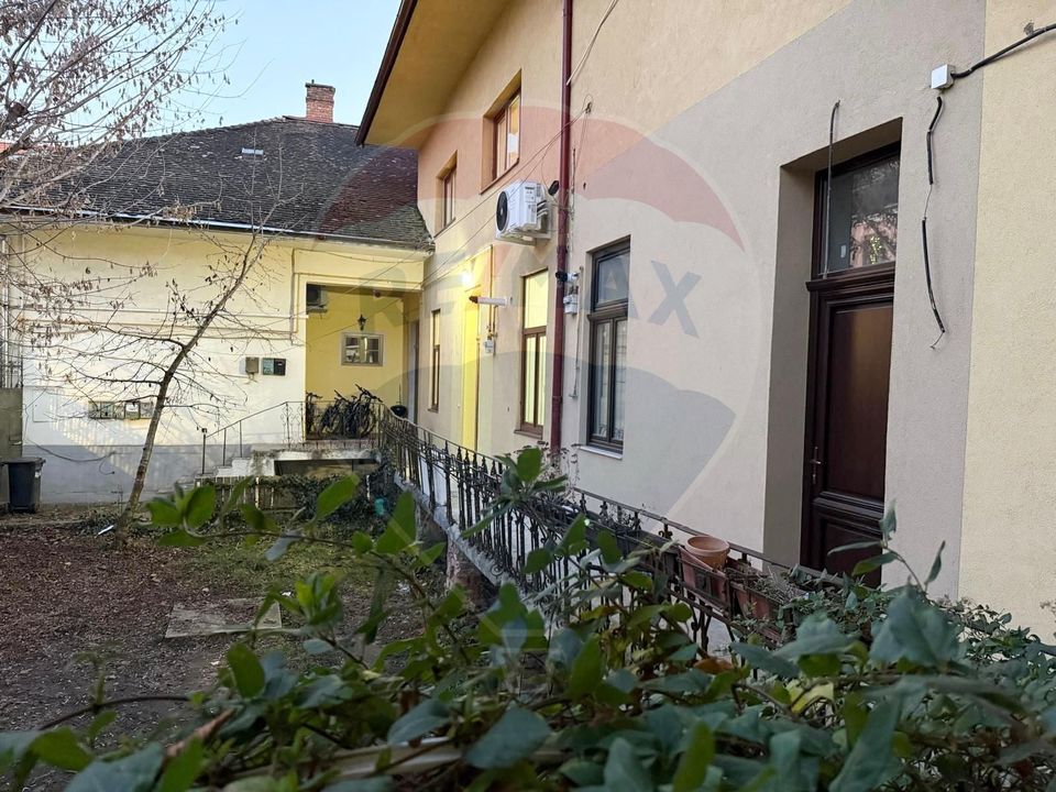 Apartament 4 camere, pe 2 niveluri si curte comuna în Centru