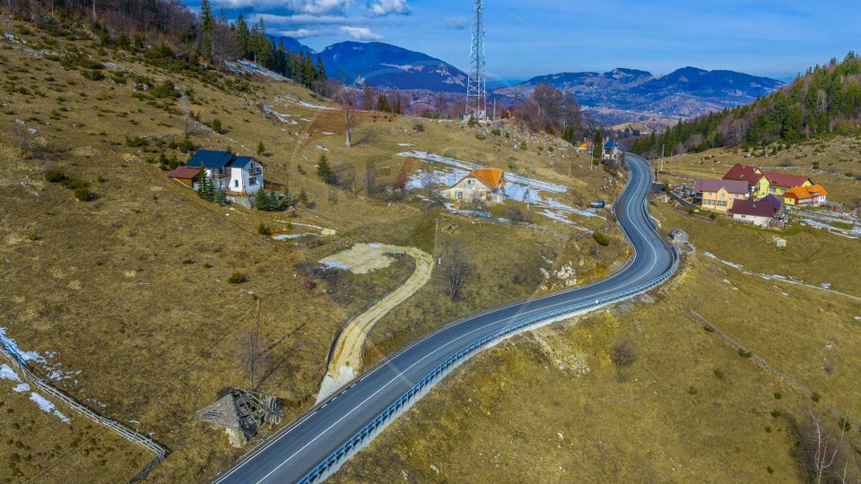 Teren intravilan CU PRIVELISTE DE POVESTE- Fundata- Romania