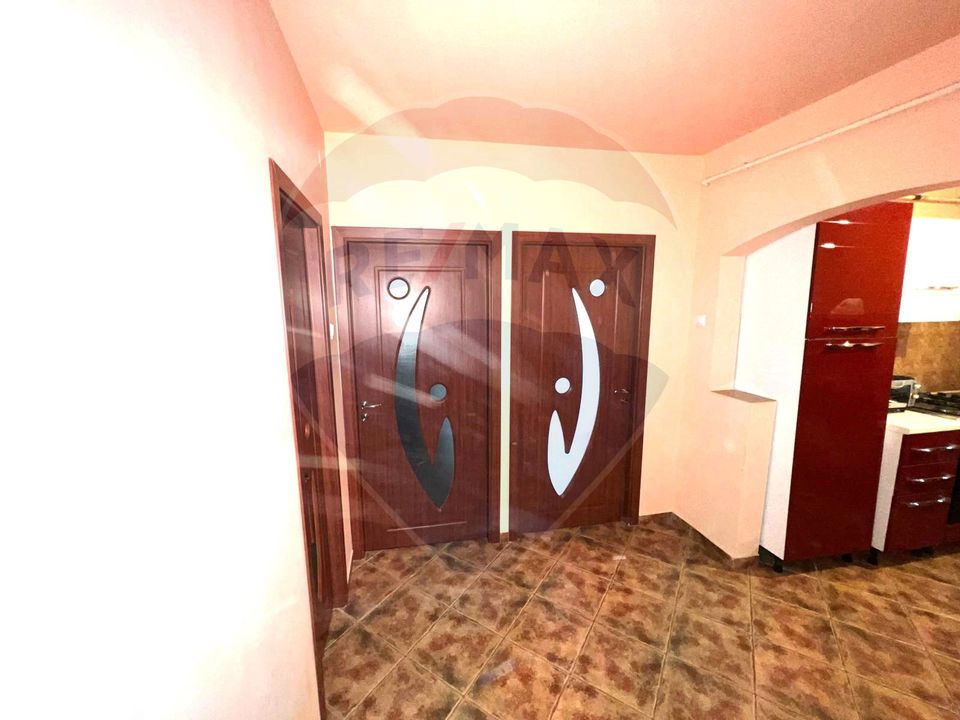 Apartament cu 3 camere de vânzare în comuna Răcăciuni