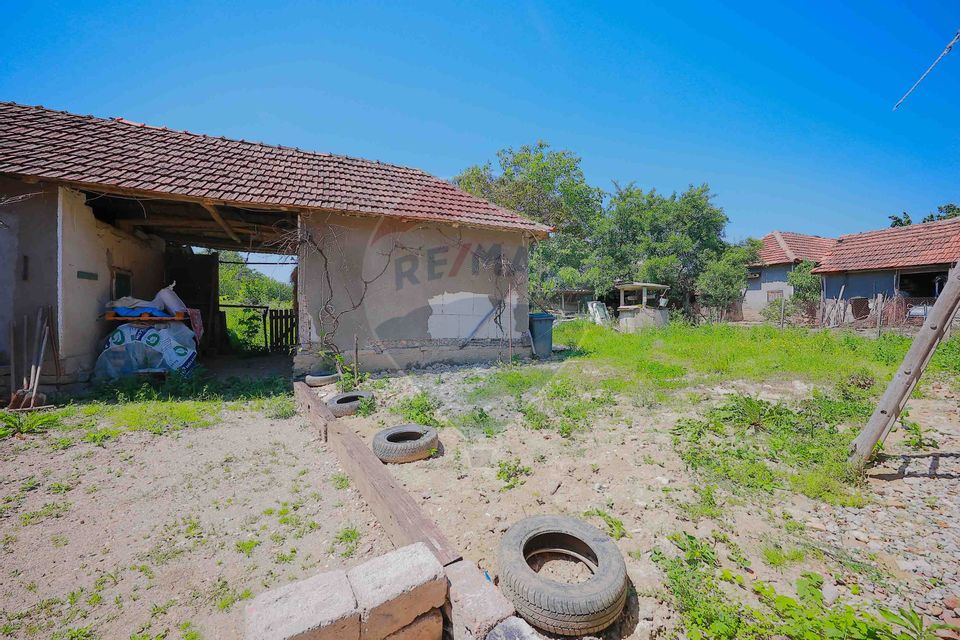 Casă  cu 3 camere și teren 4,342 mp de vânzare în Valea Mare de Codru