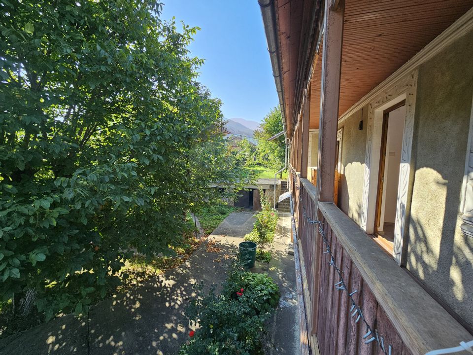 Casă solidă din cărămidă, mobilată, garaj, teren generos – Tarcău