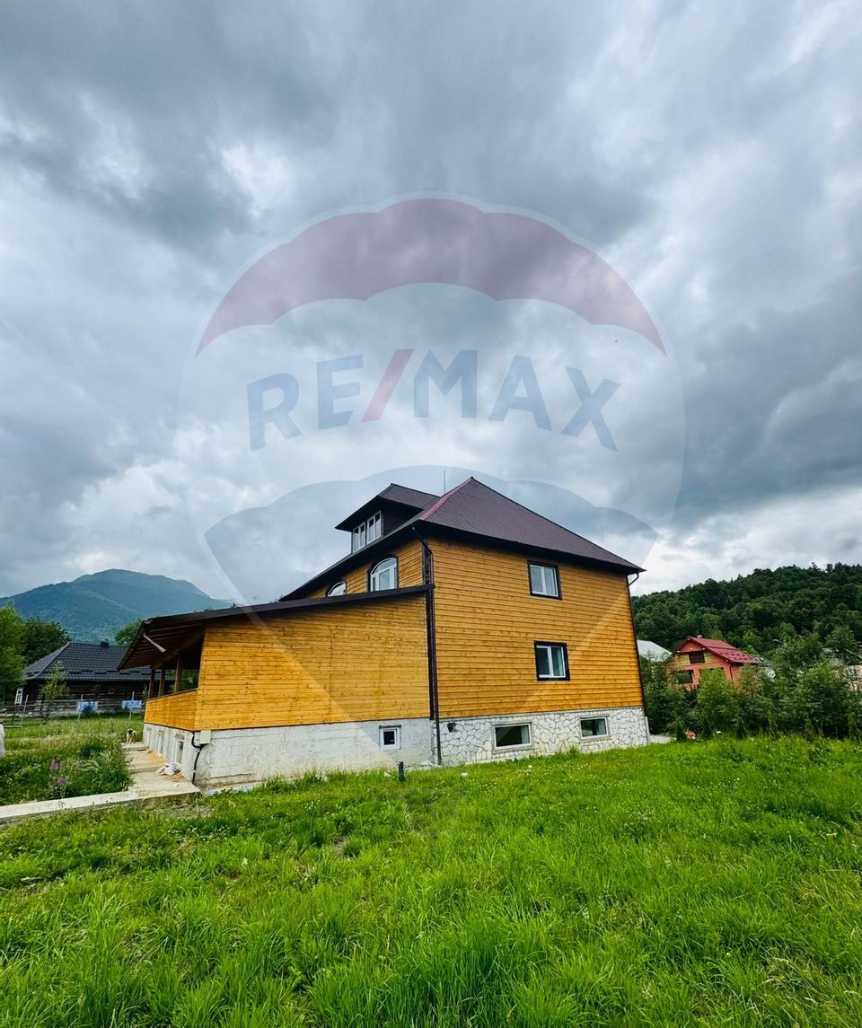 Hotel / Pensiune cu 9 camere de închiriat în zona Est