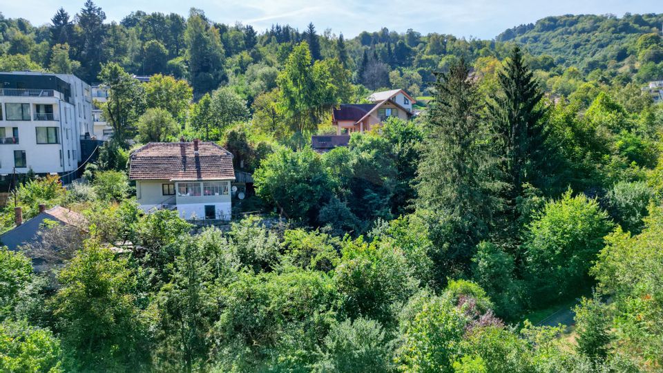 Property with impressive land of 1700sqm in Scheii Brașovului