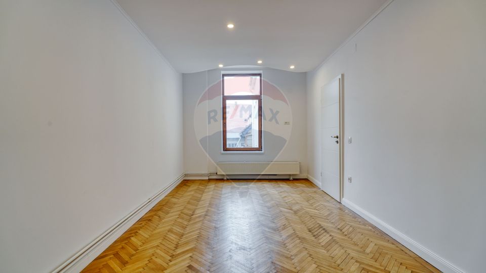REZERVAT! Apartament generos, 6 camere, 3 băi, str Castelului