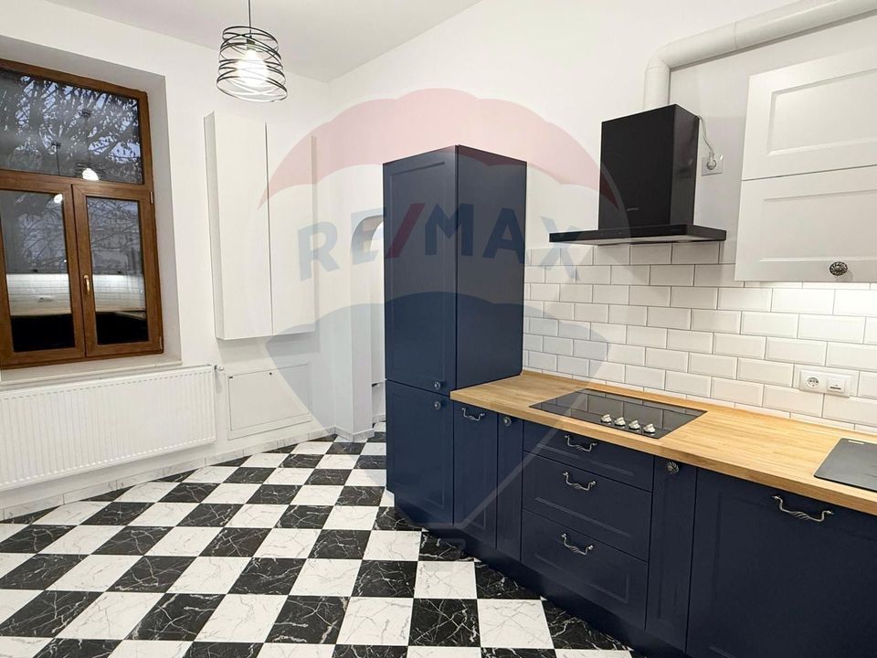 Apartament 4 camere, pe 2 niveluri si curte comuna în Centru