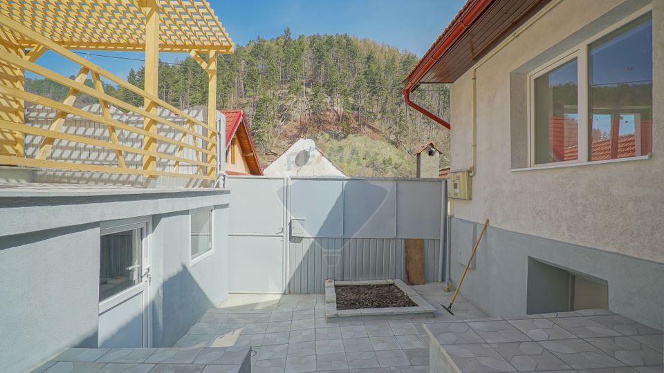 Casa renovată, cu garaj si teren de 679 mp, Scheii Brașovului