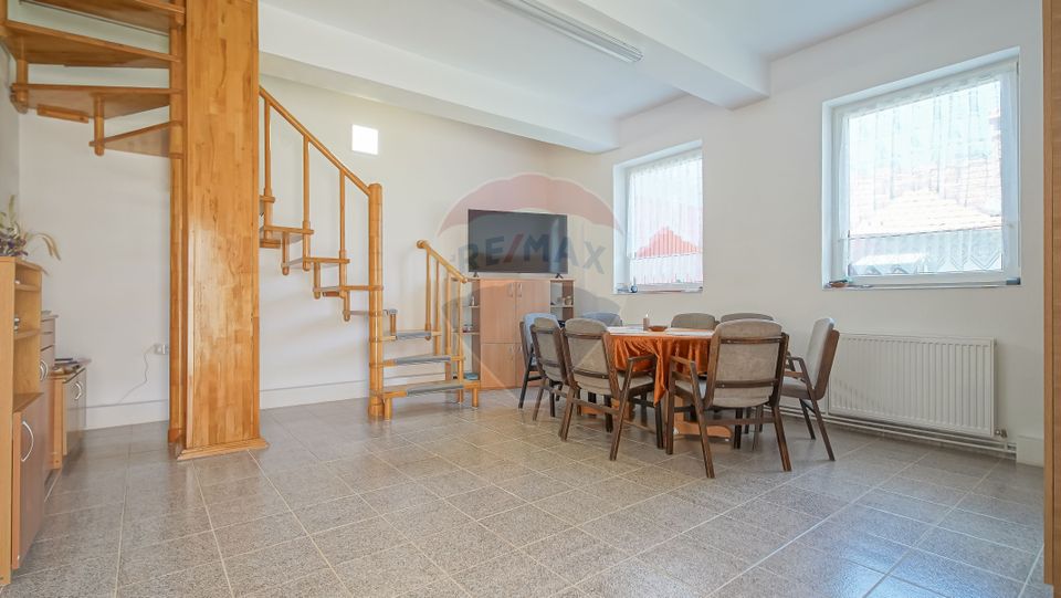 Casă falnică, curte individuală, langă Piața Unirii, în inima Scheilor