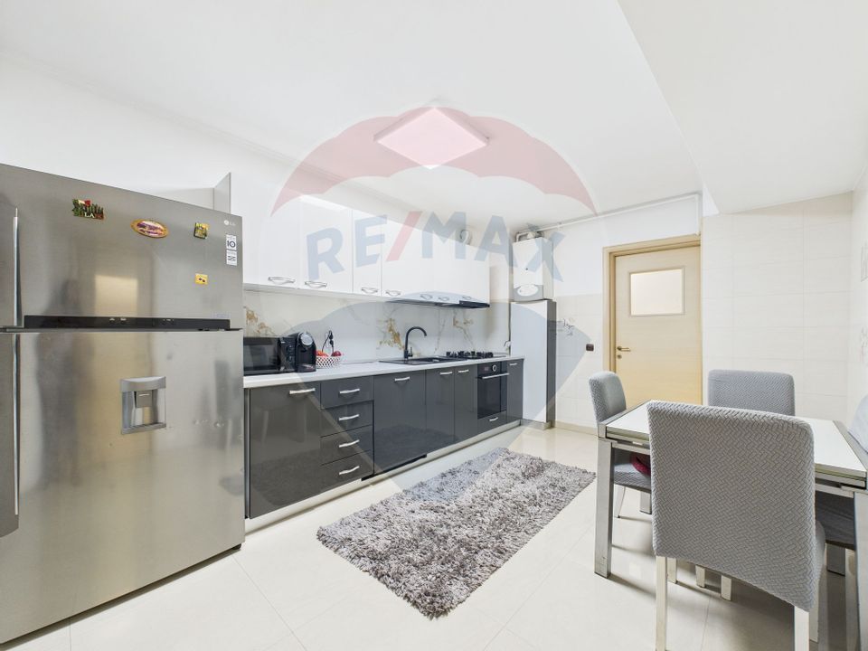 Apartament spatios 4 camere | 122 mp | Damaroaia