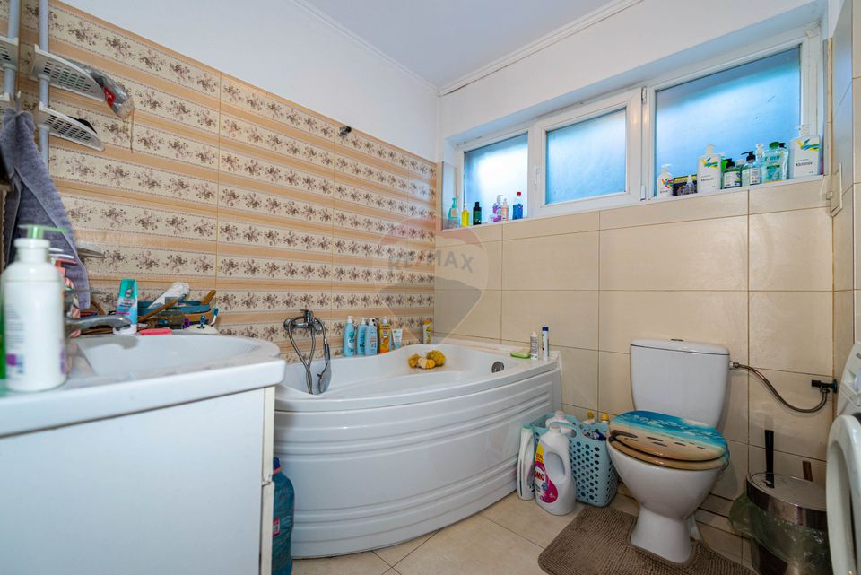 Apartament deosebit 3 camere, decomandat, vanzare, 100mp curte proprie