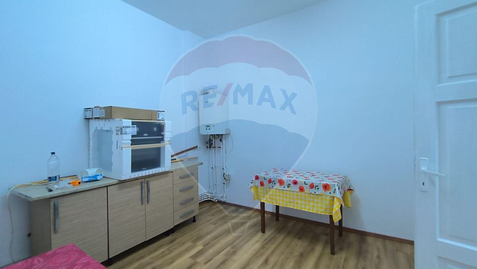 Casă cu 3 camere de vânzare în zona Centrală