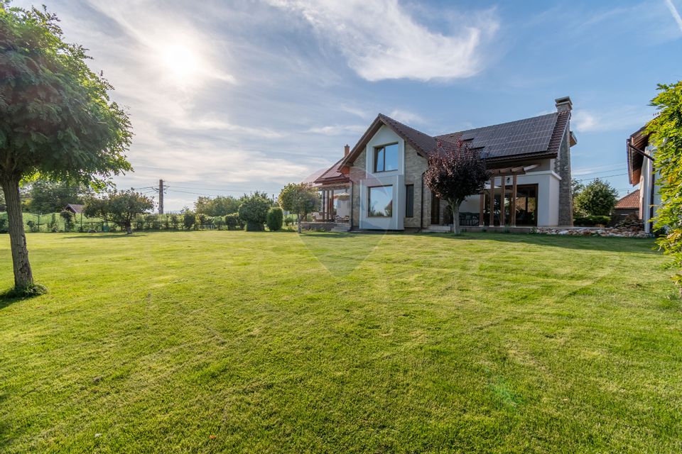 Proprietate exclusivista de vanzare: 2 case | 9 camere | 2000 mp teren