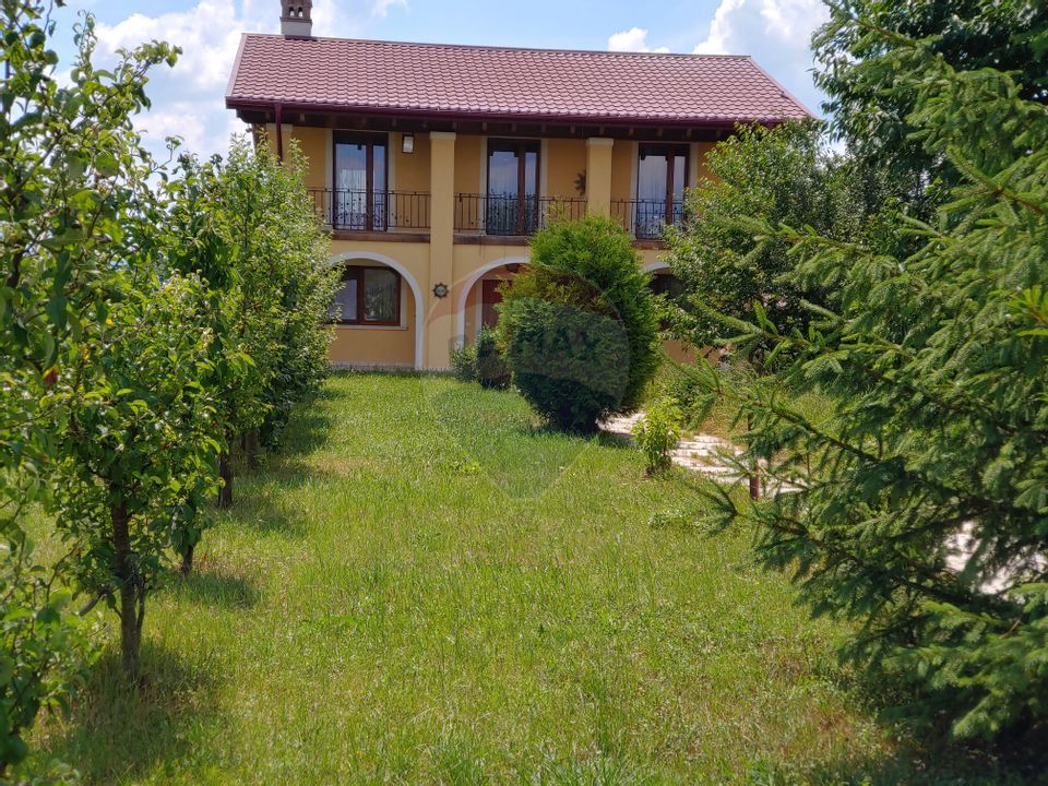 Casă / Vilă de lux cu 5 camere de vânzare în Vadu Moldovei, Suceava