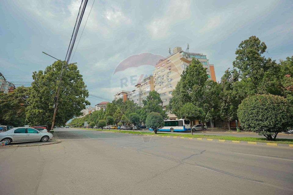 Apartament cu 3 camere de vânzare în zona Dacia