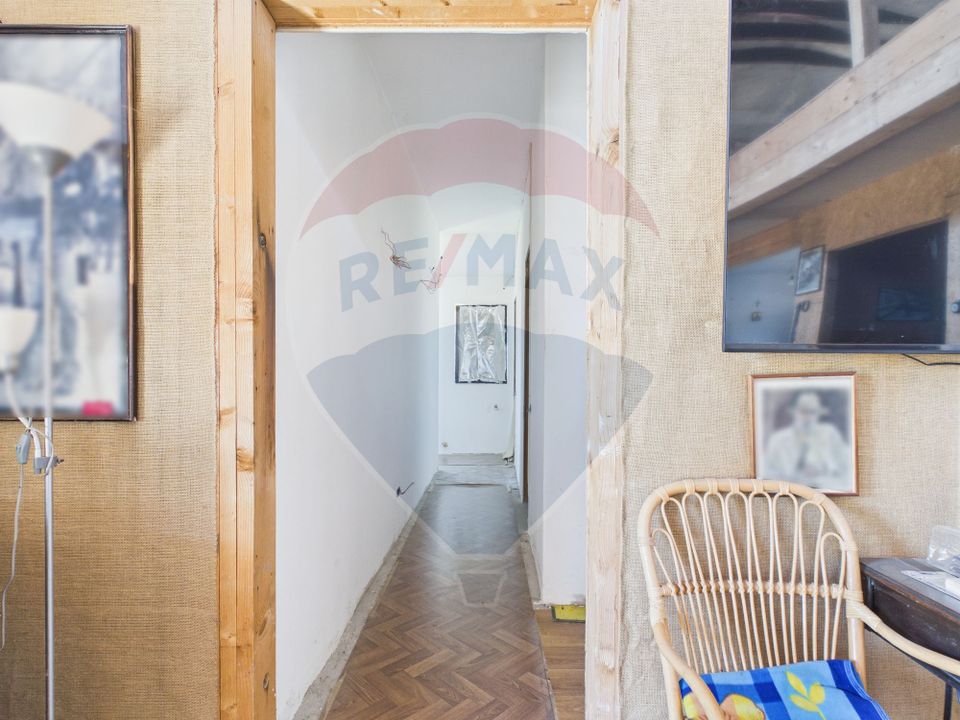 Vila Impunatoare multi-generationala cu Turnulet si Arhitectura Unica