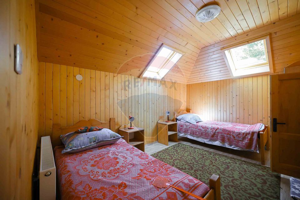 De vânzare Casǎ de Vacanțǎ cu 3 camere, teren 1146 mp, Budureasa