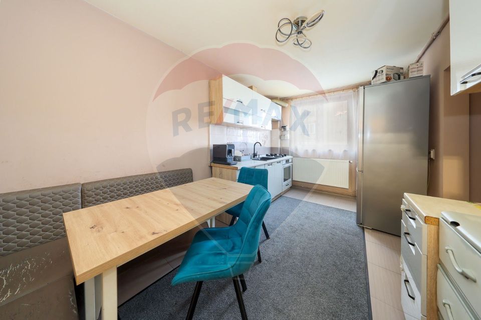 Apartament cu 3 camere de vânzare în zona Vlahuta