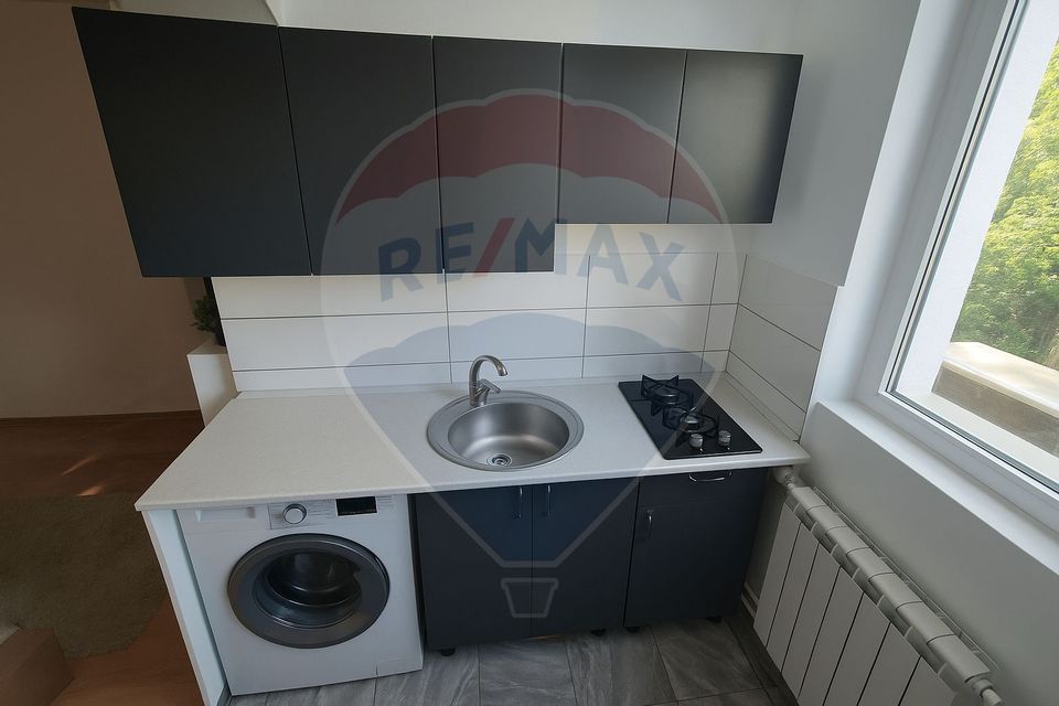 Garsonieră 15 mp utili + boxa 15 mp • mobilat • bloc cu lift • Titan