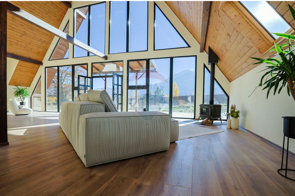 Vilă tip A-Frame, pe un platou montan, vedere panoramica catre Bucegi