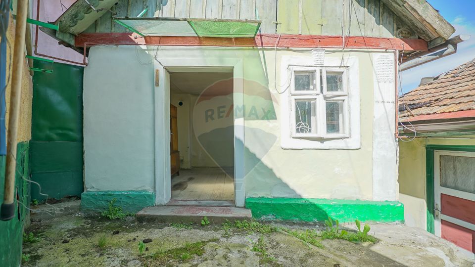 REZERVATĂ! Casă demolabilă cu teren și panoramă , în Șcheii Brașovului