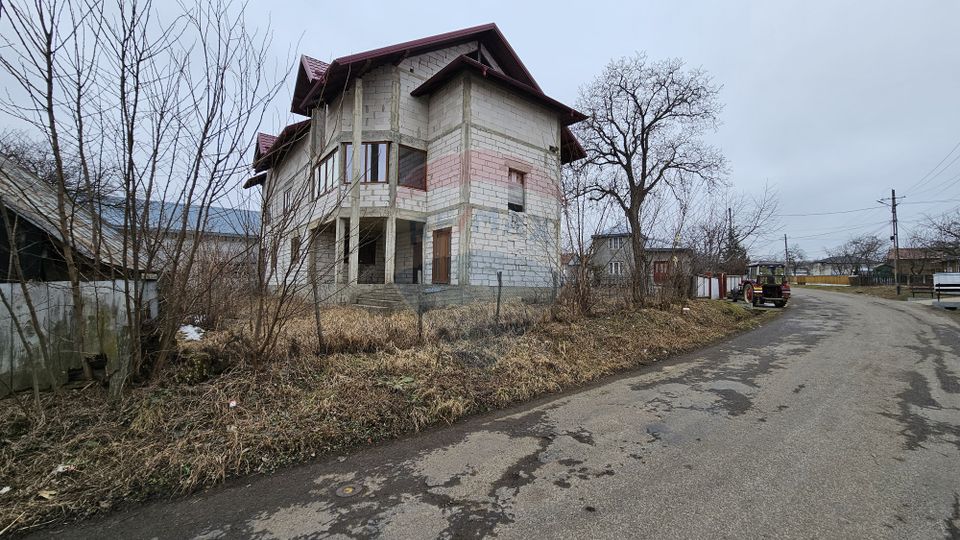 Casă / Vilă cu 12 camere, teren intravilan de 2869mp în Siminicea, SV